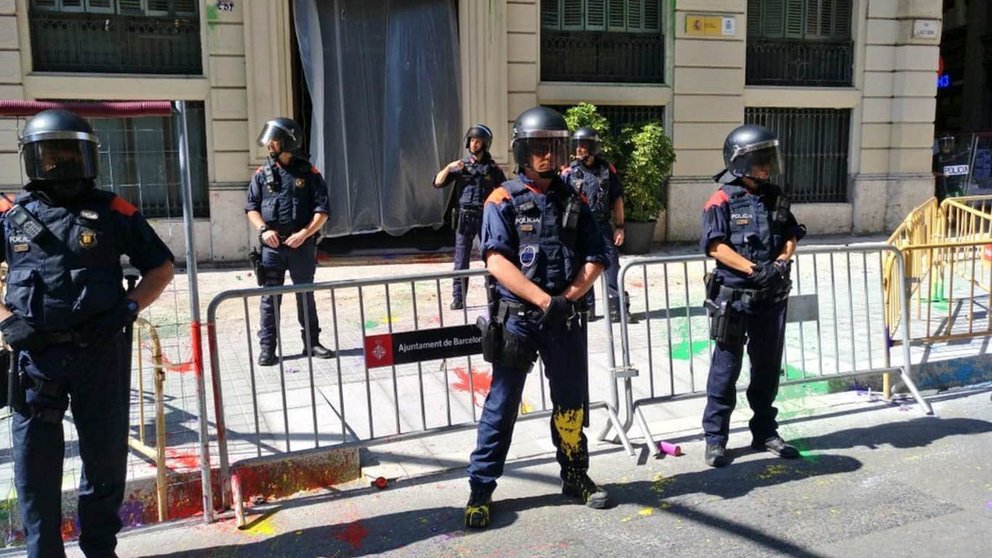Mossos manchados de pintura ante la Jefatura Superior de Policía, en Barcelona.